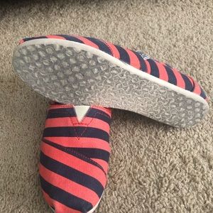 Pre-owned--Toms Youth Canvas Shoe.